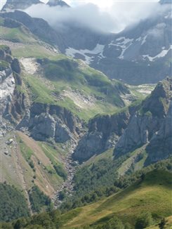Vue plongeante sur le Pas d'Aspe