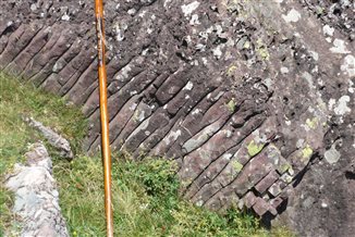 Plus haut, autre  prismes polygonaux de dessication